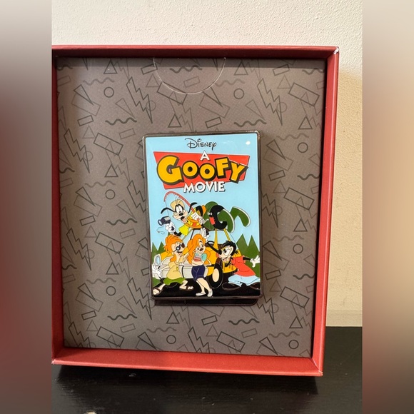 Loungefly Disney A Goofy Movie VHS Cover Sliding Limited Edition Enamel Pin - Picture 3 of 6